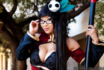 Yaya Han dressed as another video game character